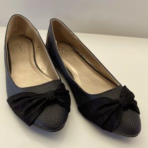 Black Flats with Bow on top (Size 10)